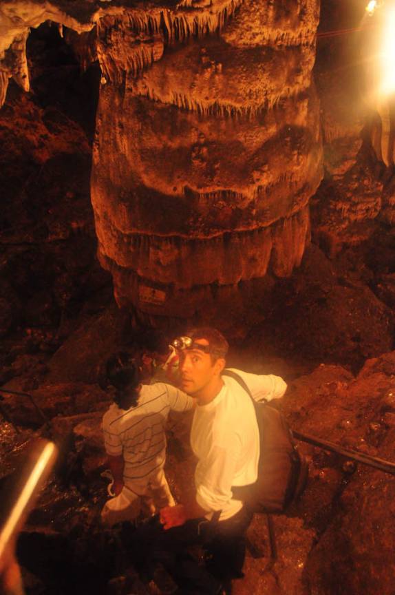 Observando uma gigantesca coluna na Caverna de Lanquin, na região de Semuc Champey, na Guatemala